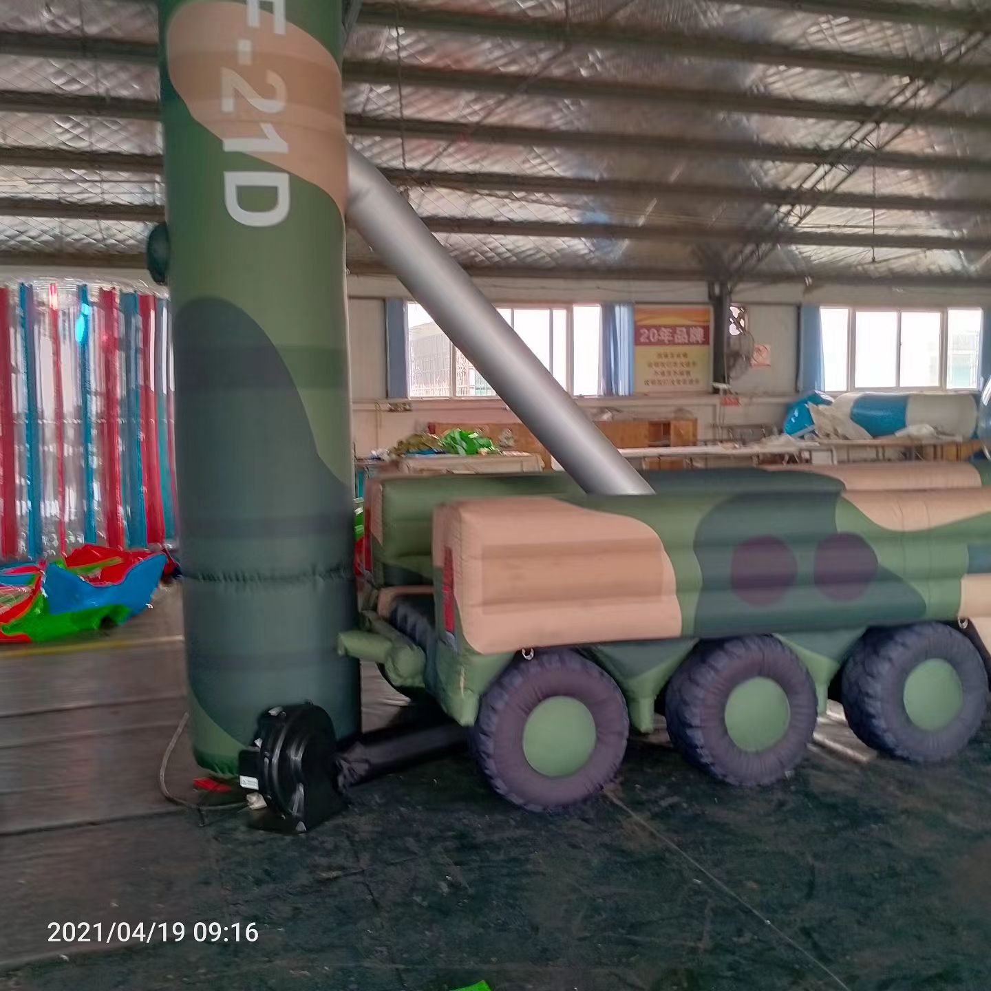 湘东军事演习中的充气目标车辆：模拟发射车雷达车坦克飞机